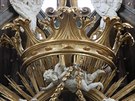 Zlacená mariánská koruna opt zdobí hlavní oltá kláterního kostela v...