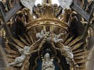 Mariánská koruna opt zdobí oltá kláterního kostela v Kladrubech.