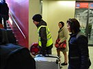 Nosi kufr ve stanici Nádraí Veleslavín