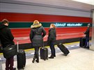 Lidé s kufry na nástupiti ve stanici Nádraí Veleslavín