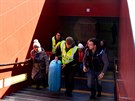 Nosiči kufrů ve stanici Nádraží Veleslavín