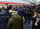 Za velkého zájmu cestujících byl 6. dubna zahájen provoz na novém úseku trasy A...