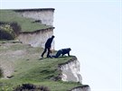 Turisté hazardují, aby poídili snímky ze samého okraje útes Beachy Head...