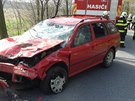 Červená Škoda Octavia skončila převrácená na střeše (9. dubna 2015).