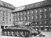 Po válce stál tank 051 na Prokešově náměstí před ostravským magistrátem.