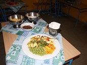 Děti z Fakultní základní školy v Holešovicích chodí na snídani ráno do školní...
