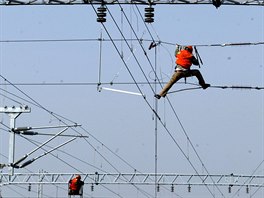 Elektrikáři připravují v čínském městě Chang-čou dráty pro novou železnici.