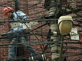 V zajetí drátů. Elektrikář v Šanghaji