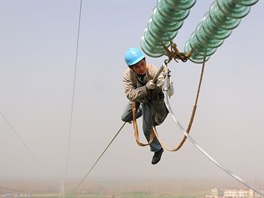 Oprava elektrického vedení v osmdesátimetrové výšce v čínské provincii An-chuej