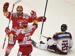 Tinet hokejist Jakub Orsava (elem) a Erik Hra se raduj z glu proti...