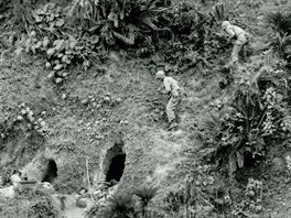 Amerití vojáci hází granáty do jeskyní, kde by se mohli ukrývat japontí...