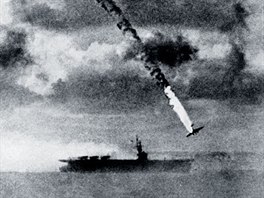 Japonský kamikaze letoun sestelený americkou protivzdunou obranou padá k zemi...