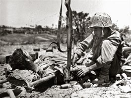 Záchraná dává krev americkému vojákovi zrannému bhem boj na Okinaw....