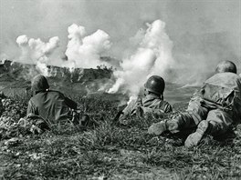 Amerití vojáci útoí na japonské pozice na Okinaw. (kvten 1945)