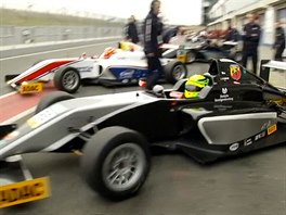 Mick Schumacher ve voze formule 4.