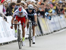 Alexander Kristoff a Niki Terpstra ve finii zvodu Kolem Flander.