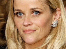 Kehk blondnka Reese Witherspoonov zdrazuje svj obliej s pomoc bronzeru...