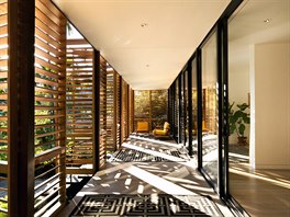 Koberce na prkenné terase ozvlátují interiér, devné stínící panely umí...