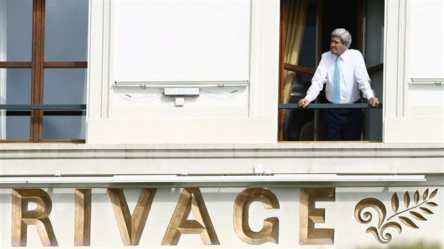 f americk diplomacie John Kerry vyhl z okna hotelu Beau Rivage Palace v Lausanne (1. dubna 2015)