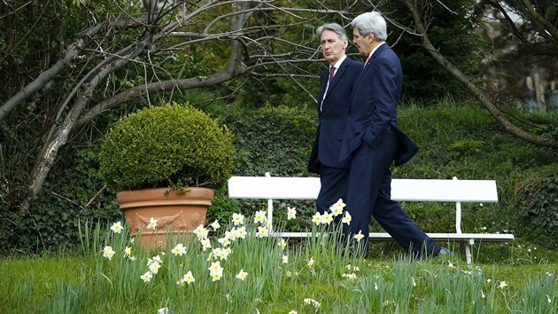 f americk diplomacie John Kerry se svm britskm protjkem Philipem Hammondem na prochzce v Lausanne (1. dubna 2015)