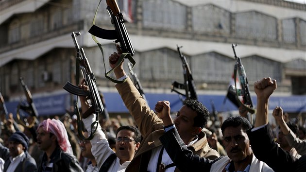 Jement it v Sanaa demonstruj proti nletm arabsk koalice (2. dubna 2015)