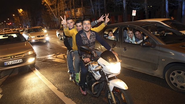 Obyvatel Tehernu oslavuj uzaven jadern dohodody v Lausanne (2. dubna 2015)