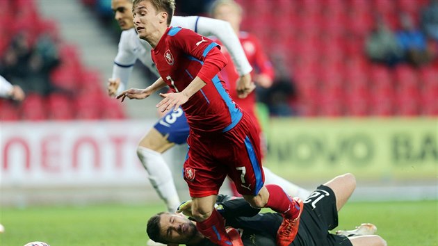 PENALTA. David Houska pad v souboji s portugalskm brankem. Nsledovat bude pokutov kop. Tak se zrodil klov moment ppravnho utkn reprezentanch tm do 21 let.