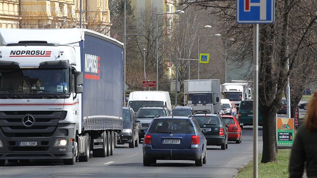 Veker doprava nyn proud po mostu generla Chbery a pten ulici Na Valech.