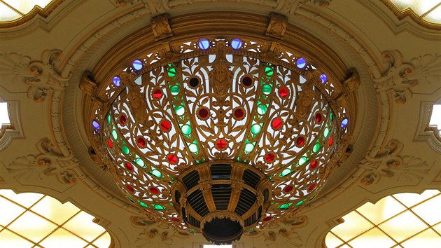 Rekonstrukce Národního domu v centru Karlových Varů se blíží ke konci. Slavnostní sál, zdobený střed proskleného stropu.