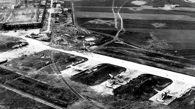 Chebsk leteck dlny a letit po bombardovn v roce 1945. Zbr z dokumentrnho filmu Luka Matjka.