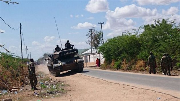 Keňská armáda se přesouvá k areálu univerzity v Garisse, kde zaútočil aš-Šabáb (2. dubna 2015).
