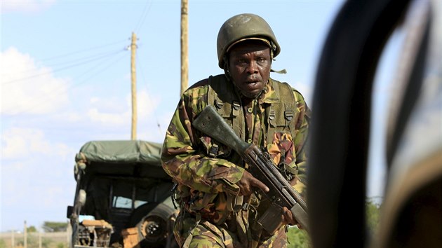 Keňský voják u univerzitního areálu v Garisse, kde před úsvitem zaútočila islamistická organizace aš-Šabáb (2. dubna 2015).