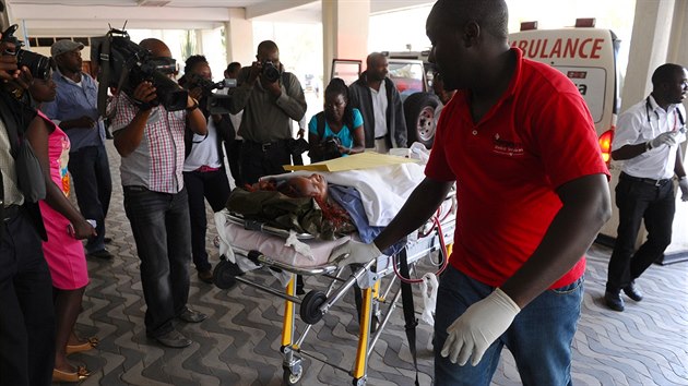 Převoz zraněného z univerzity v keňské Garisse, kde zaútočili teroristé z aš-Šabábu (2. dubna 2015).