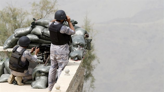 Sadt vojci na hranicch s Jemenem (6. dubna 2015).