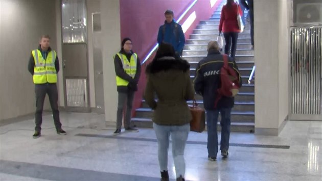 Pi vstupu z vestibulu k autobusovmu terminlu v nov stanici metra Ndra Veleslavn pomhaj cestujcm s tkmi kufry dva nosii (7.4.2015)