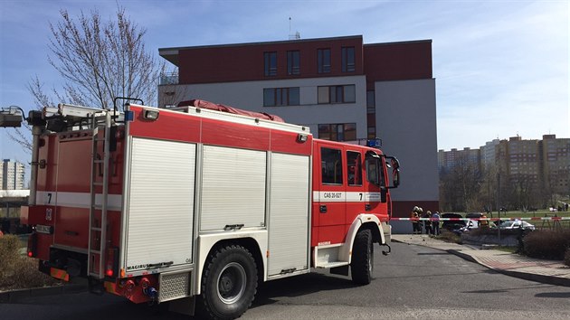 Policist pronsledovali kraden auto ulicemi Prahy, zastavili ho a nedaleko Centrlnho parku v praskch Stodlkch (9.4.2015)