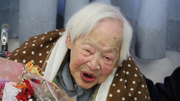 Misao Okawa byla nejstarm ijcm lovkem. Na snmku pi oslavch 115. narozenin.