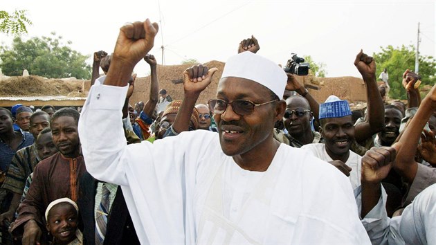 Muhammadu Buhari o keslo prezidenta usiloval u potvrt. Pedchoz pokusy byly nespn. Na snmku z roku 2003 je Buhari obklopen svmi  pznivci.