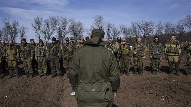 Rusov v Donbasu v poslednch dnech mn taktiku, msto boj cvi separatisty. Na snmku vcvik nedaleko msta Jenakijeve  (1. dubna 2015)