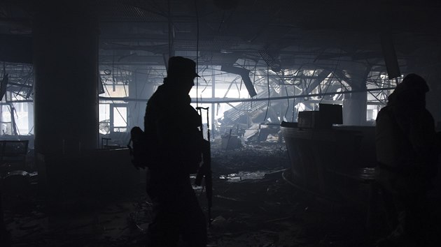 Rusov v Donbasu v poslednch dnech mn taktiku, msto boj trnuj separatisty. Na snmku cvin patrola v ponienm donckm letiti (1. dubna 2015)