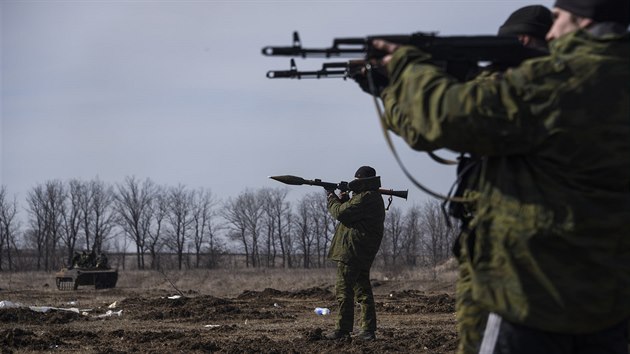 Rusov v Donbasu v poslednch dnech mn taktiku, msto boj trnuj separatisty (1. dubna 2015)