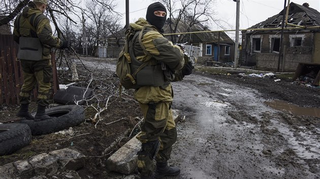 Rusov v Donbasu v poslednch dnech mn taktiku, msto boj trnuj separatisty. Na snmku cvin patrola v Jenakijeve. (1. dubna 2015)