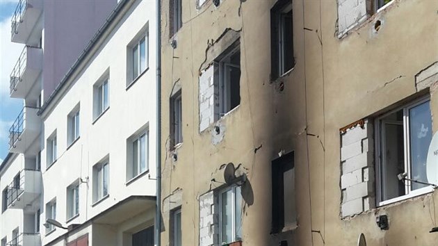 Por zniil bytov dm v Kralupech nad Vltavou. Hasii z hoc budovy vynesli 15 lid (6. dubna 2015).