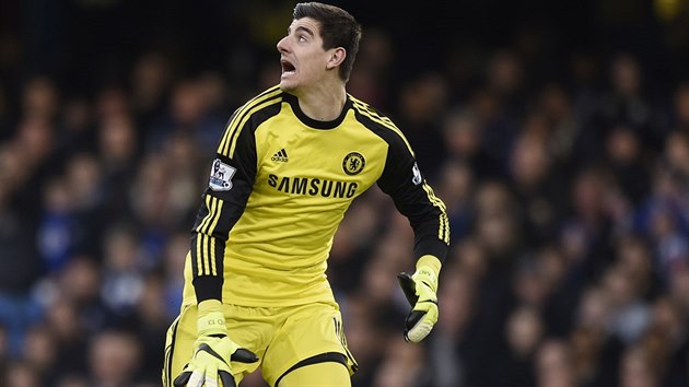 Thibaut Courtois, gólman Chelsea, sleduje mí�, který po st�ele z 59 metr�...
