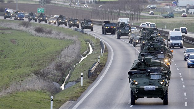 Americk vojensk konvoj se vydal na zkladnu v Nmecku. Snmek je z dlnice D5 u ebrku. (1. dubna 2015)