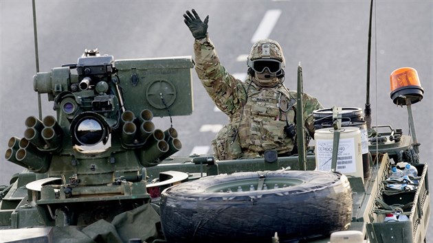 Americk vojensk konvoj se vydal na zkladnu v Nmecku. Snmek je z dlnice D5 u ebrku. (1. dubna 2015)