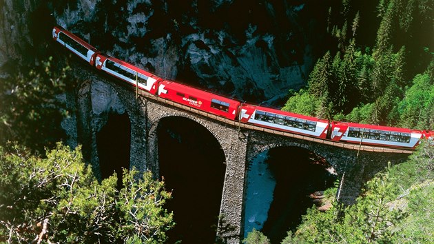 Bhem osmihodinové jízdy vlak pejede 291 most a projede 91 tunel.