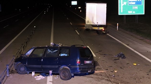 Tři lidé zemřeli při noční nehodě na rychlostní silnici mezi Olomoucí a Vyškovem. Po střetu osobního vozu s kamionem byla silnice více jak šest hodin ve směru na Vyškov uzavřená.  (9. 4. 2015)