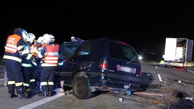 Hasii vyprouj posdku renaultu, kter v noci zezadu naboural do kamionu na rychlostn silnici mezi Olomouc a Vykovem. Ti lid nehodu nepeili, jedna ena skonila v nemocnici. (9. 4. 2015)