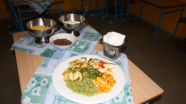 D�ti z Fakultní základní �koly v Hole�ovicích chodí na snídani ráno do �kolní...